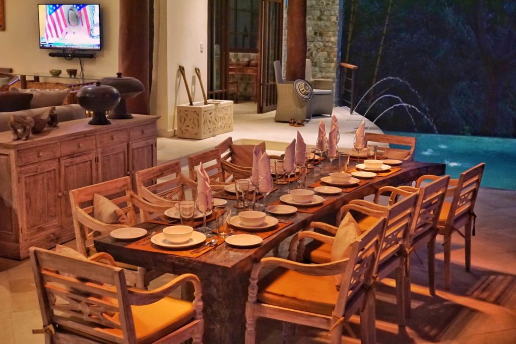 At this huge native wood dining table you can enjoy a delicious meal with family and friends. 