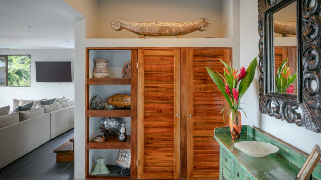The villa entrance has a closet and shelving fully decorated with exotic art