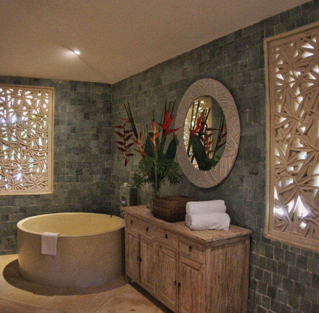 The designer has created a breathtaking atmosphere in the master ensuite with beautiful decor using natural materials.