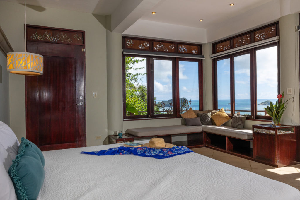 Enjoy the comfort of this master bedroom with a king-size bed, full air conditioning, and spectacular Manuel Antonio ocean views.