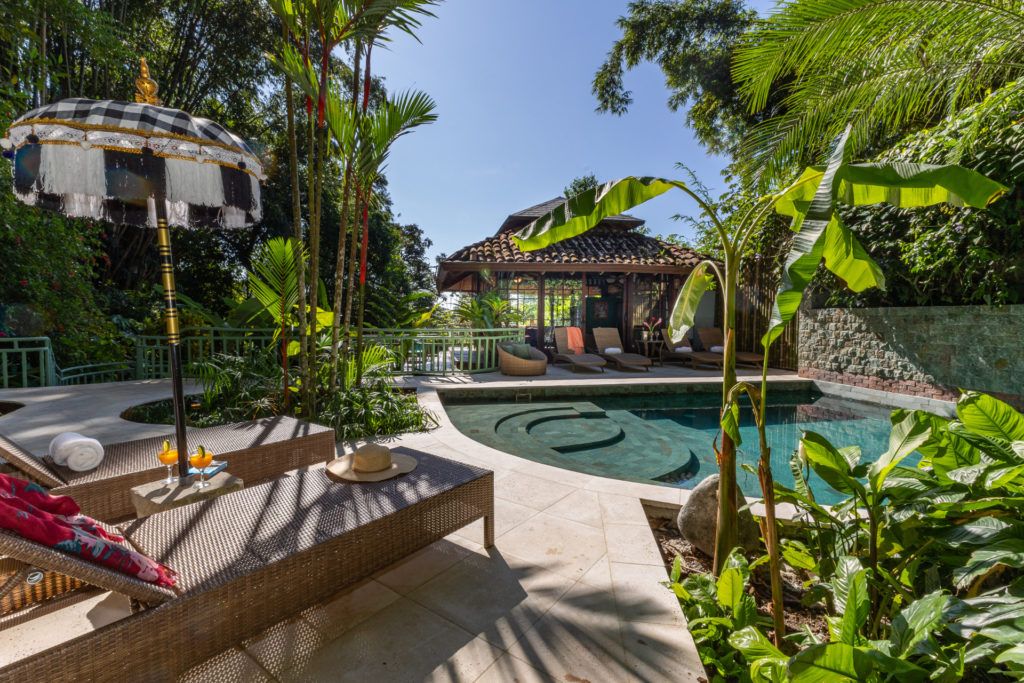 This luxury villa is situated in a breathtaking secluded tropical setting.