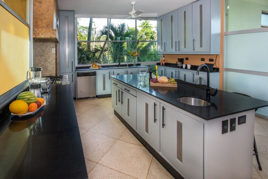 The deluxe kitchen of Casa Fntastica does not only boast a beautiful design, but also a spectacular view of the jungle.