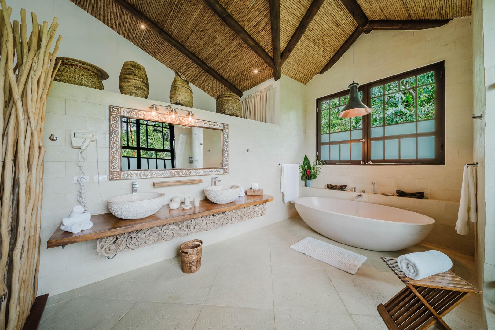 the-tree -house-master-bathroom-in-manuel-antonio