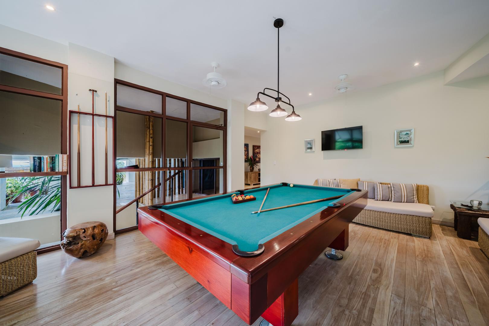 tree-house-in-manuel-antonio-pool-table-game-room