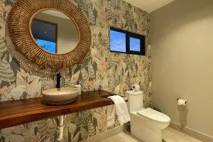 tropical-themed-bathroom-walls