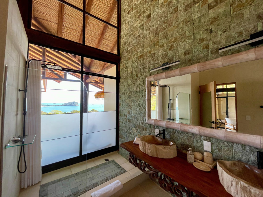 Incredibly singular bathroom with remarkable design. Lofty glass windows with incredible ocean views.