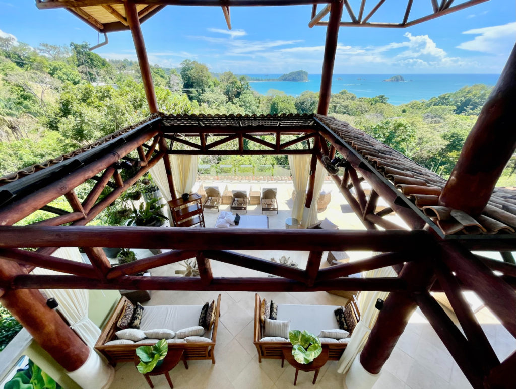 A prestigious location with exclusive vistas of the ocean and the protected forest of Manuel Antonio.
