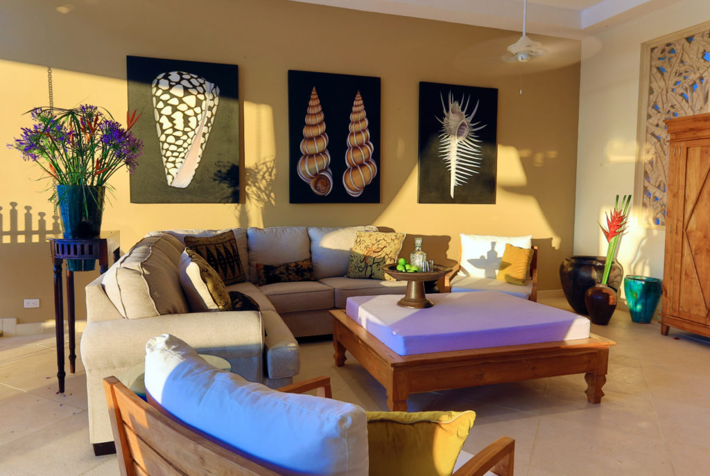Like an exotic chameleon, this lounge space acquires different hues according to the mood of the day.