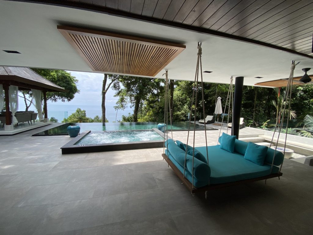 A hanging bed and a jacuzzi ... what more could you wish for?