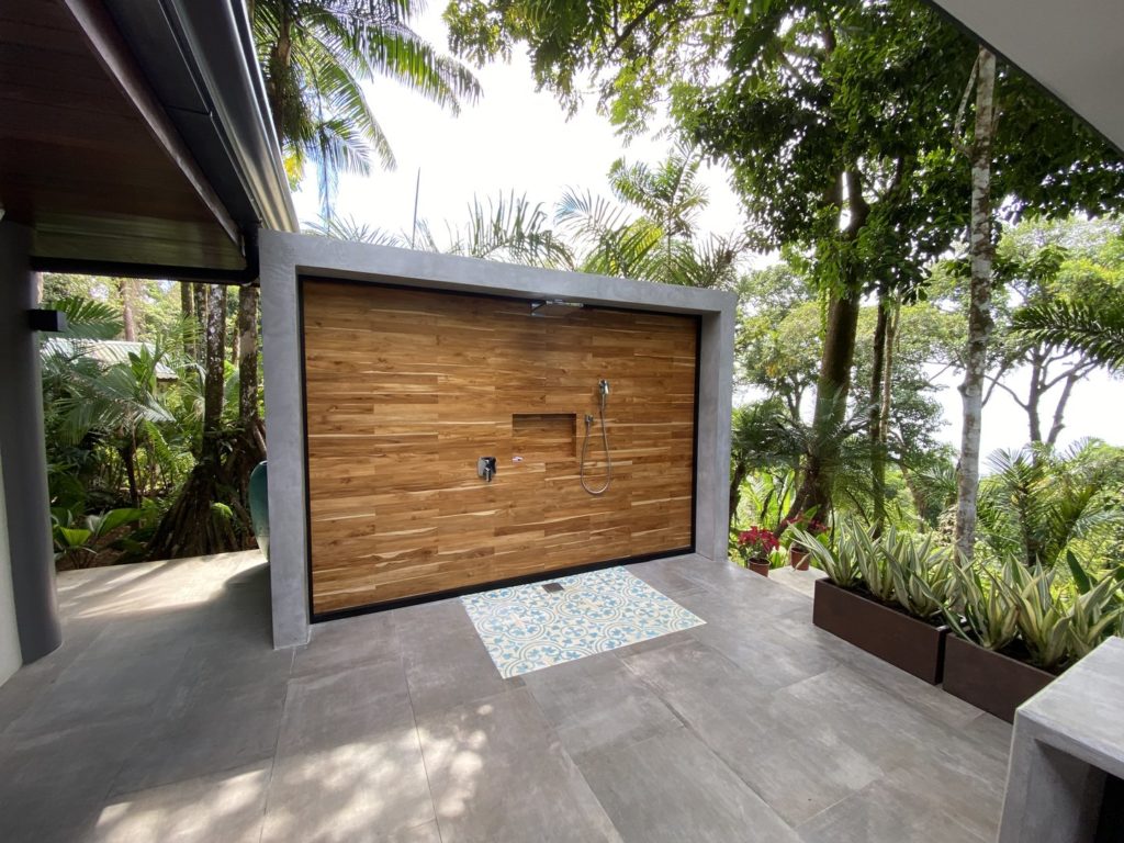 The outdoor showers immerse you in nature and bring the rainforest to you.